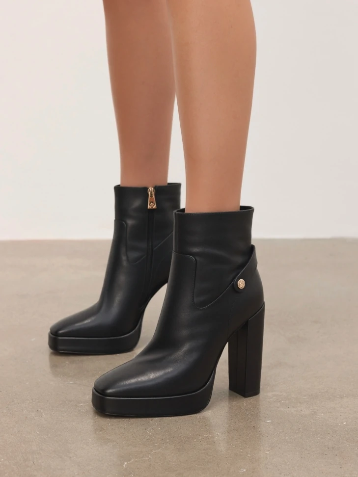 Kazar Black Boots With A Post And Platform