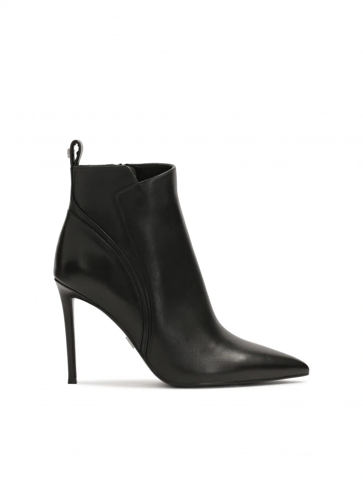 kazar Black boots with wavy stitching on the upper