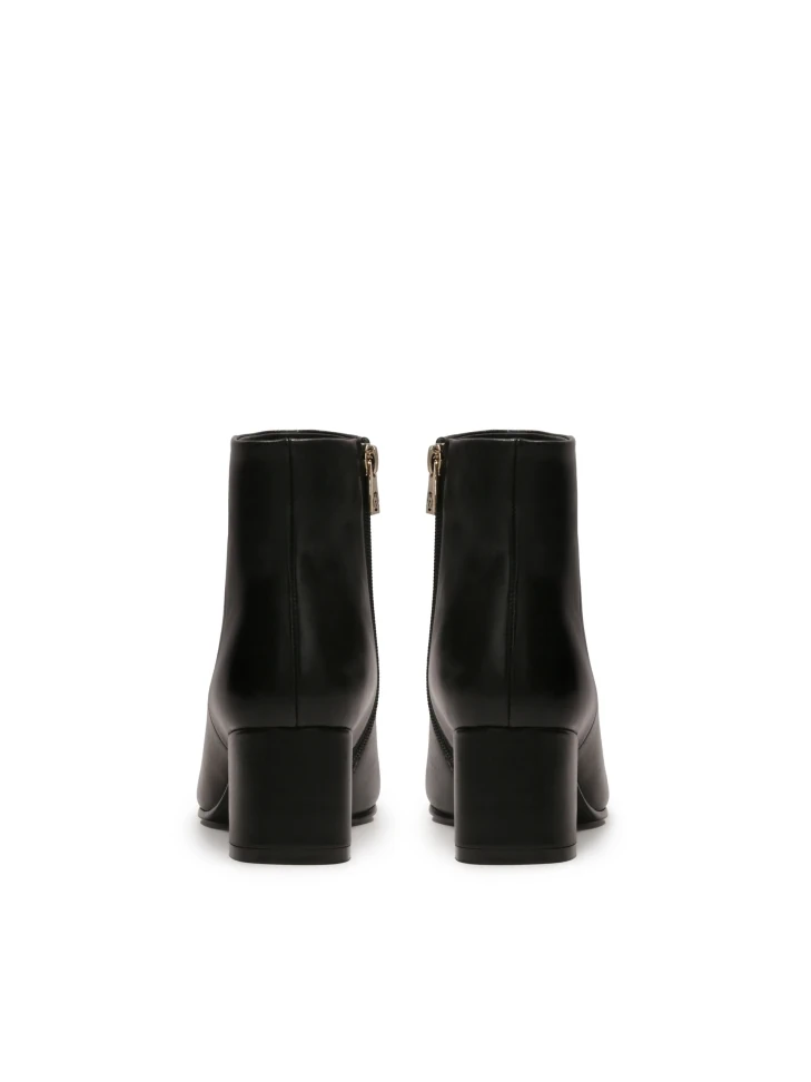 Kazar Black Leather Boots On A Post