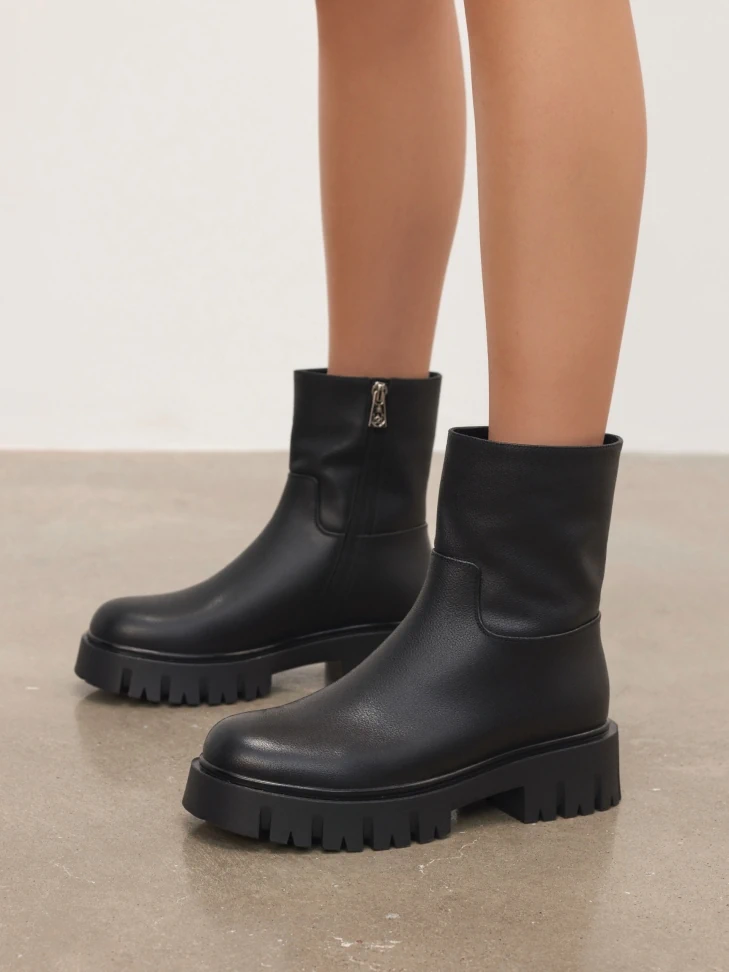 Kazar Black Natural Leather Boots On A Solid Sole