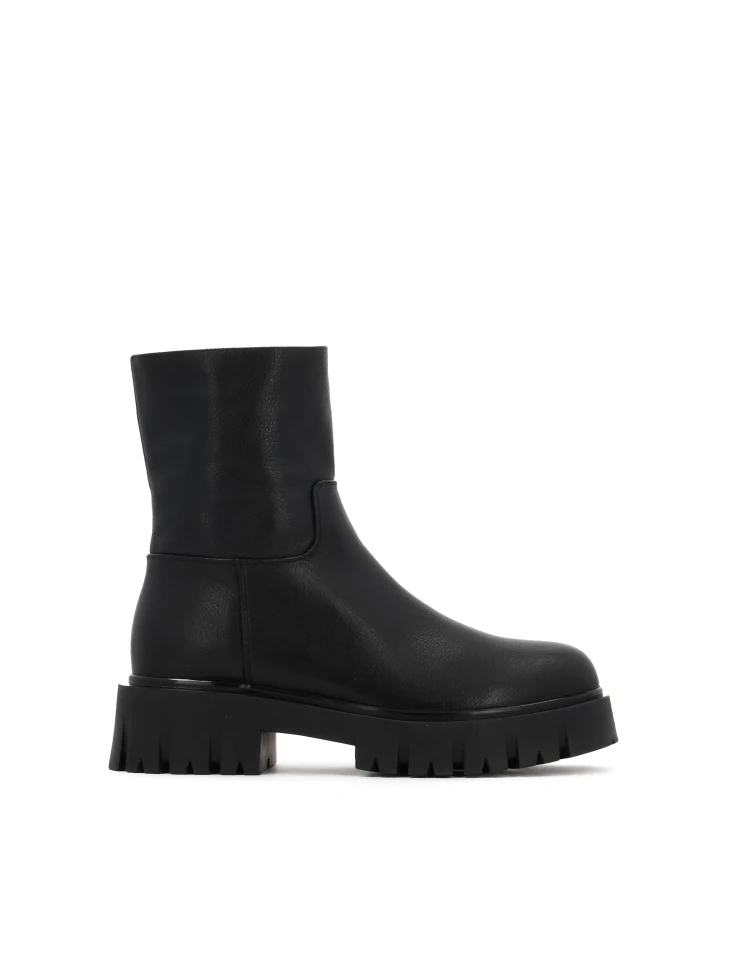 kazar Black natural leather boots on a solid sole
