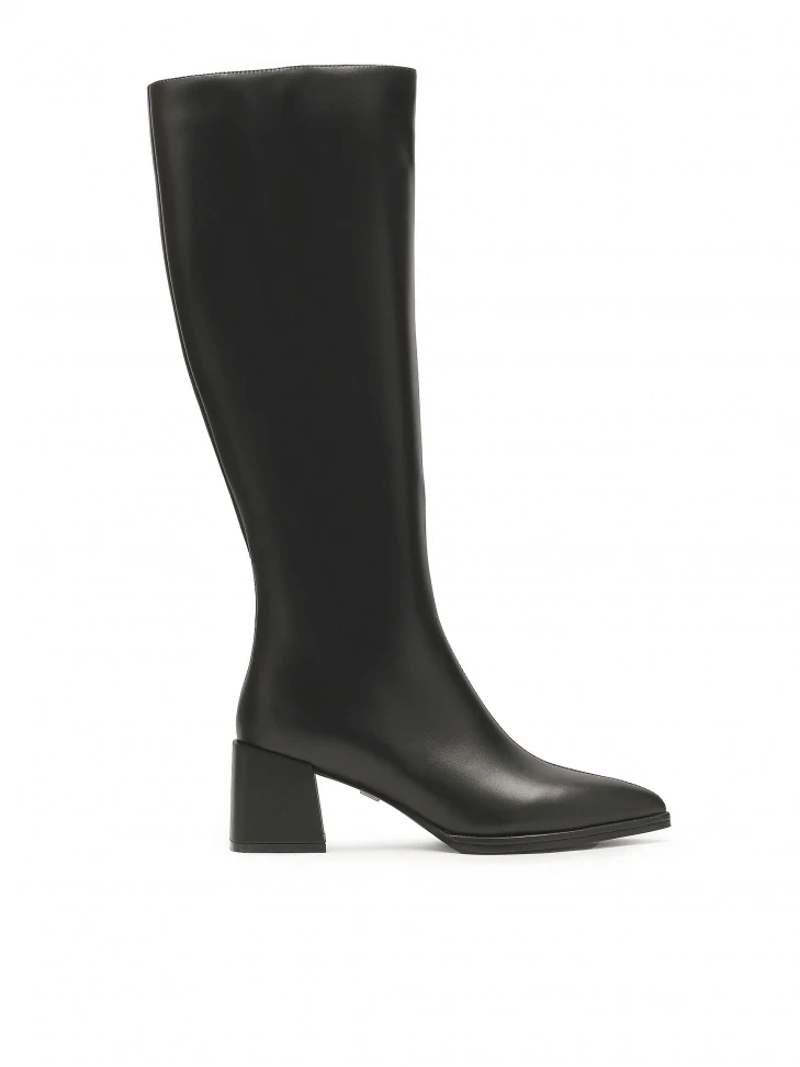 kazar Boots with pointed toe and square heels