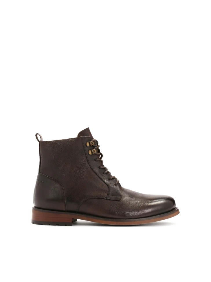 kazar Brown boots in an elegant style