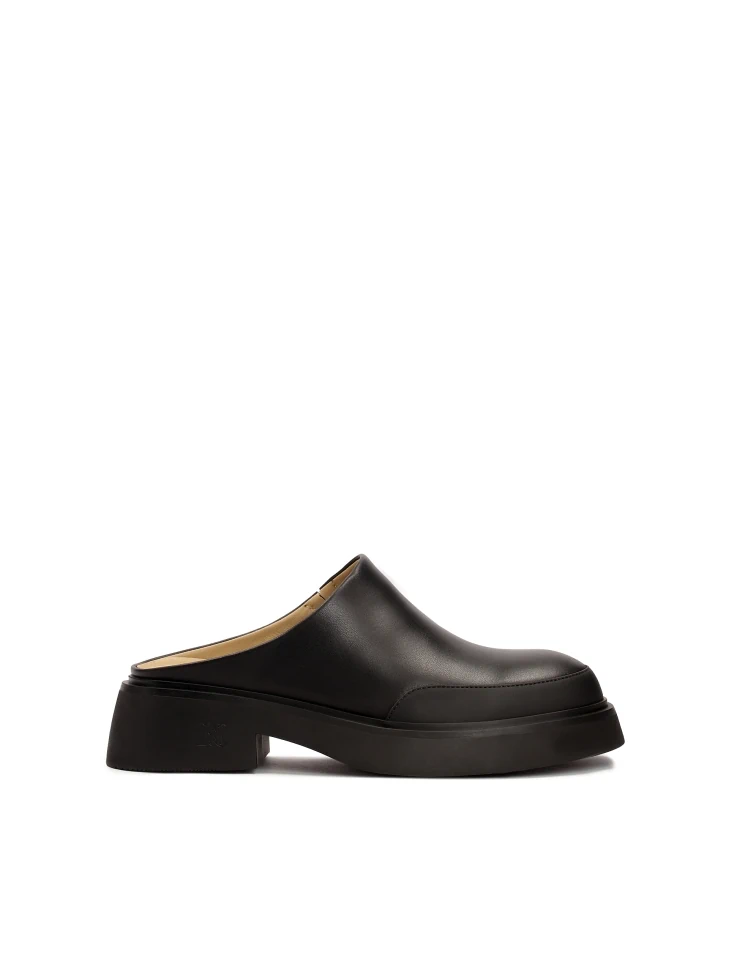 kazar Leather clogs on a comfortable sole