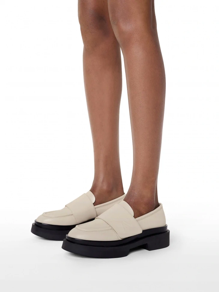 Kazar Leather Shoes On A Flat Sole With A Platform