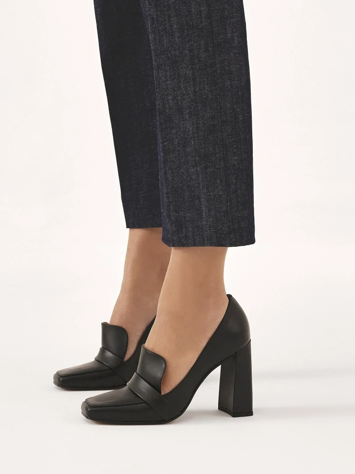 Kazar Lords Pumps On A High Post