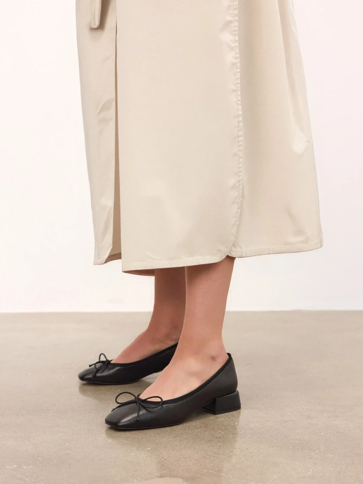 Kazar Low Pumps With A Bow