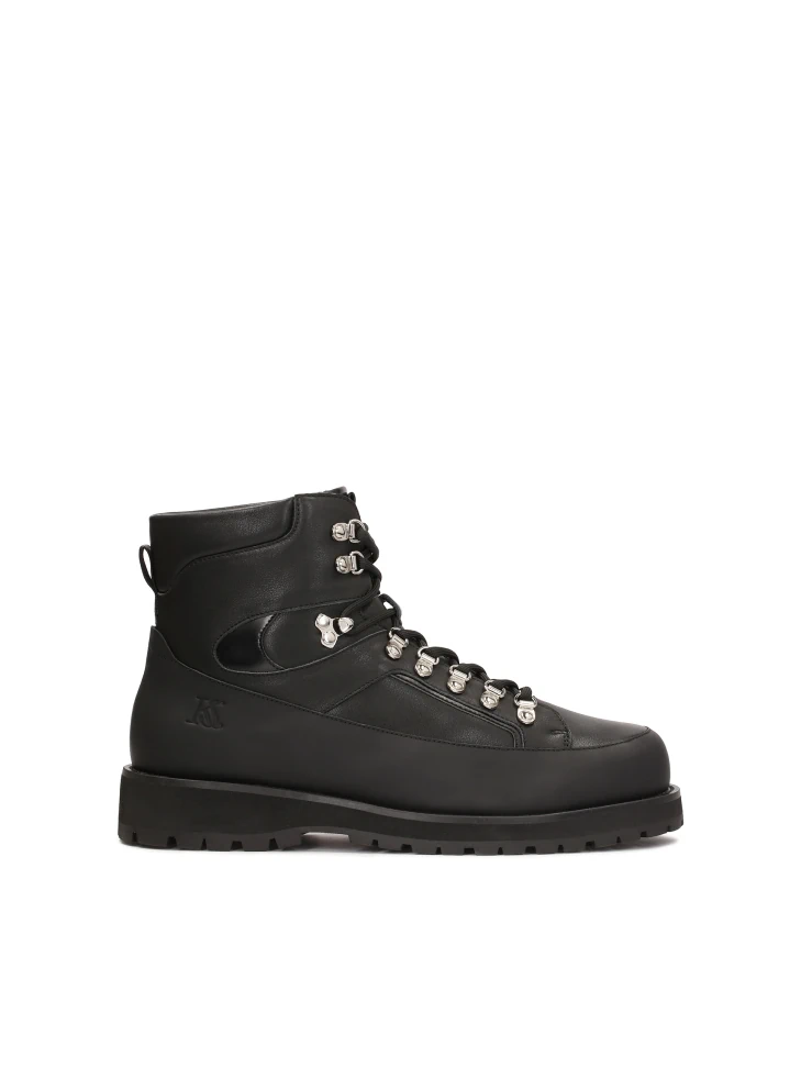 kazar Massive black boots on trep sole