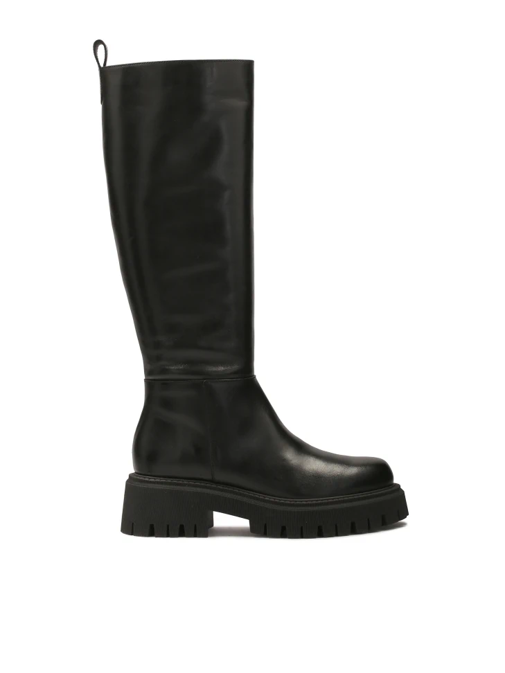 kazar Minimalist black boots on a thick sole