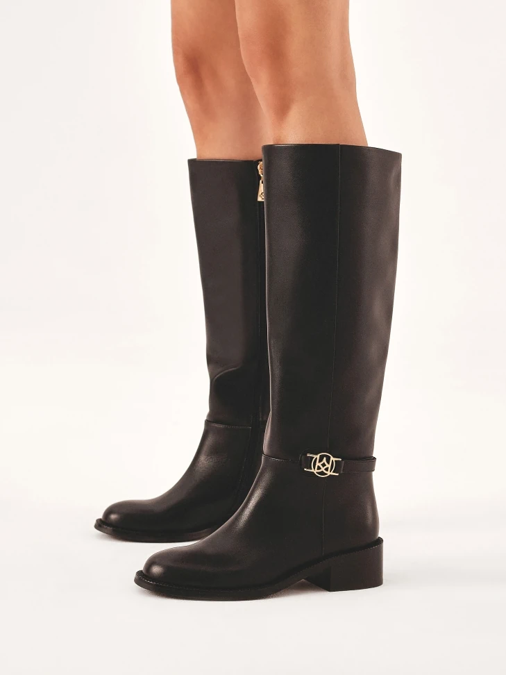 Kazar Simple Leather Boots With A Metal Monogram