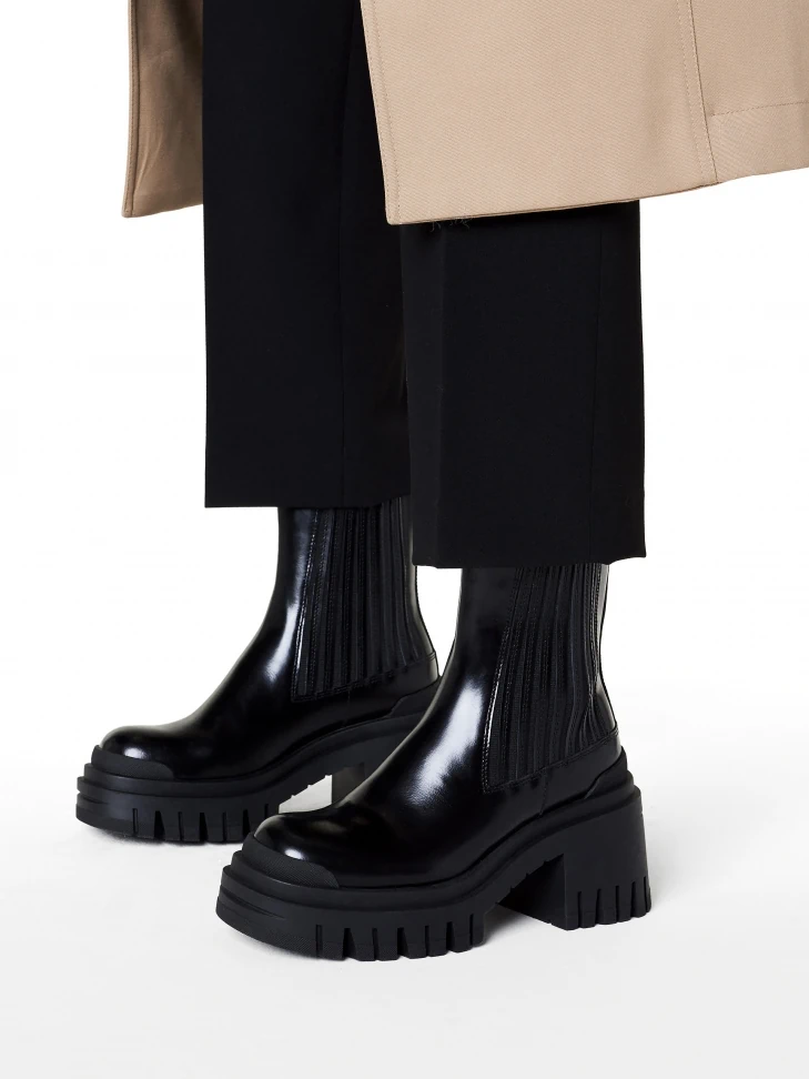 Kazar Slip-on Boots On A Solid Sole