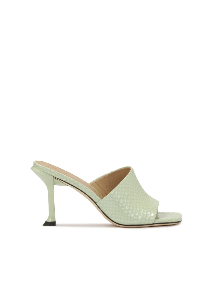 kazar Mules in embossed patent leather with a fashionable heel