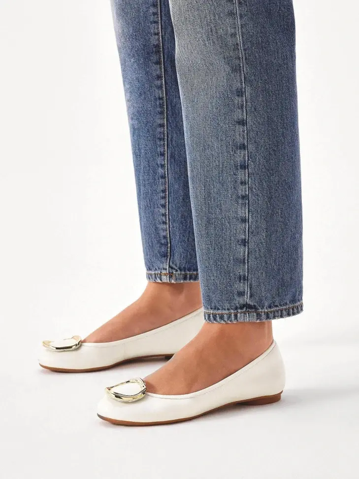 Kazar White Leather Ballerinas Decorated With A Metal Brooch