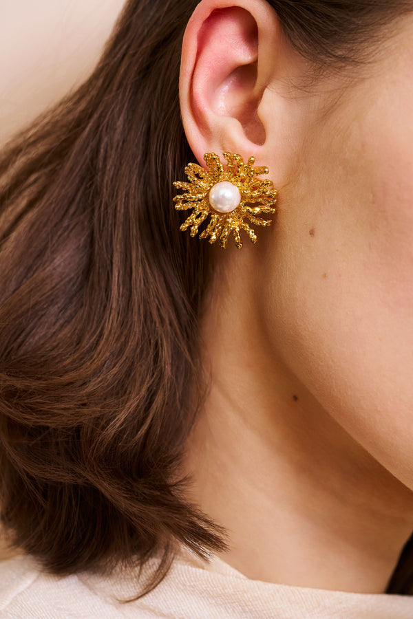 Kenneth Jay Lane Coral Reef Pierced Earrings - Pearl Center