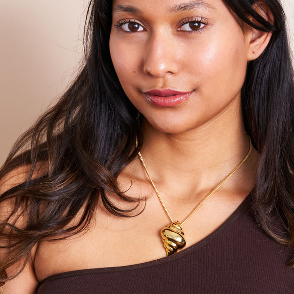 Kenneth Jay Lane Gold Chain & Seashell Pendant Necklace