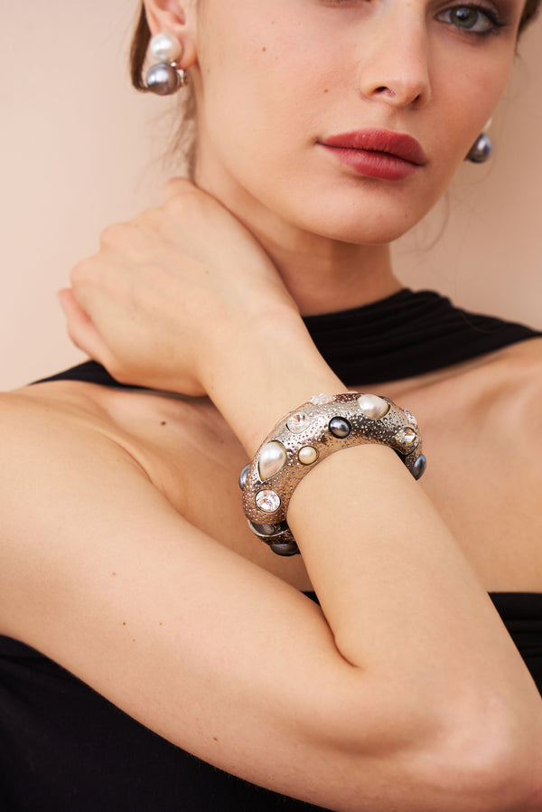 Kenneth Jay Lane Two-Tone Pearl Bangle Bracelet - Light Antique Silver