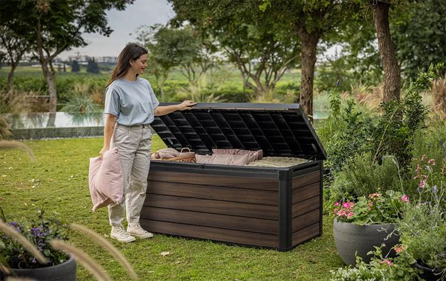 Keter Signature 150 Gallon Deck Box - Rosewood Brown