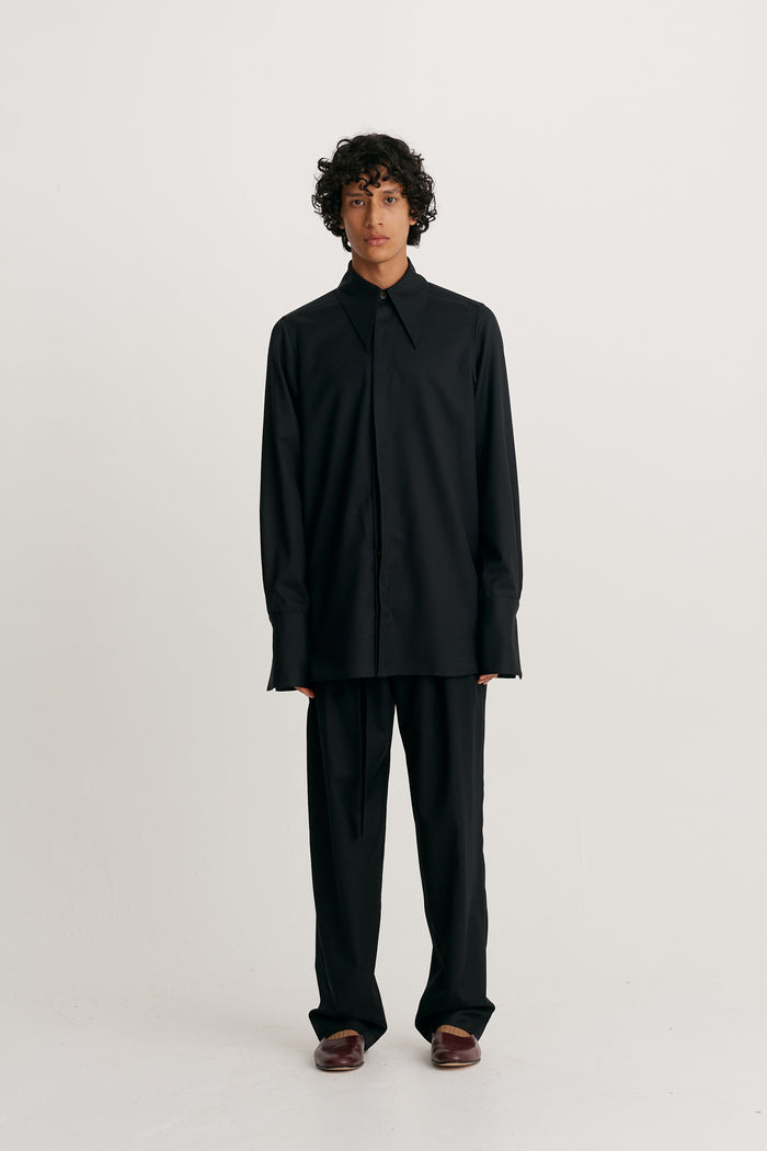 King & Tuckfield Pointed Collar Long Line Shirt BLACK