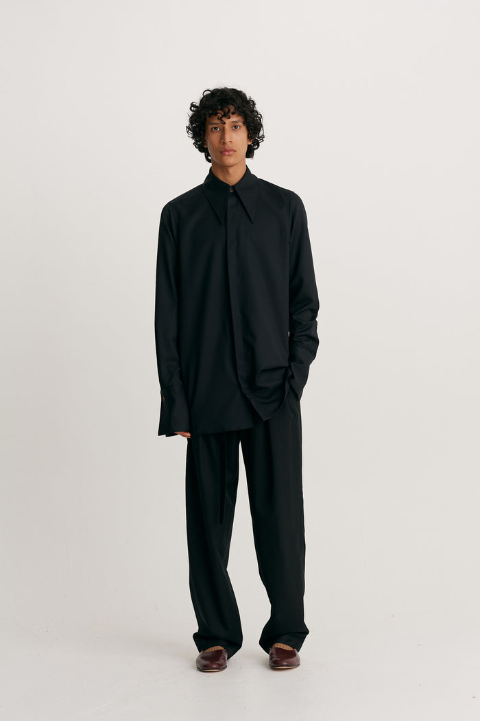 King & Tuckfield Pointed Collar Long Line Shirt BLACK
