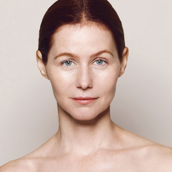 Kjaer Weis Invisible Touch Liquid Foundation F118/Like Porcelain