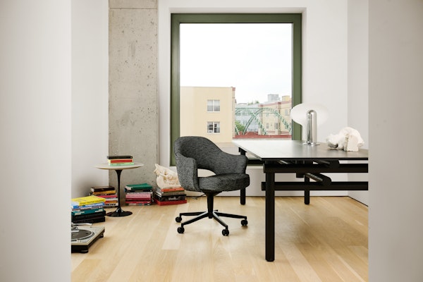Knoll Saarinen Executive Swivel Armchair