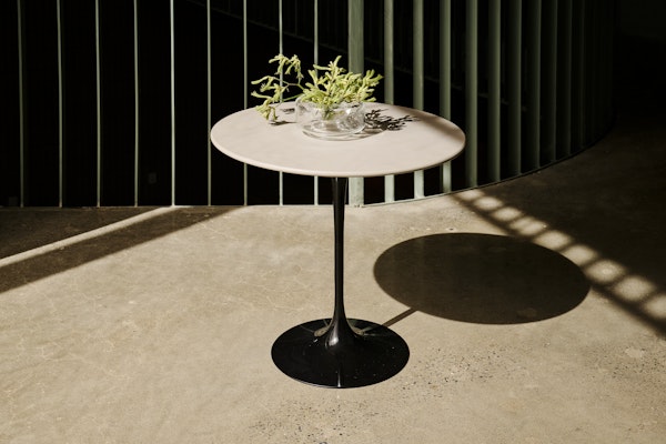 Knoll Saarinen Side Table Oval