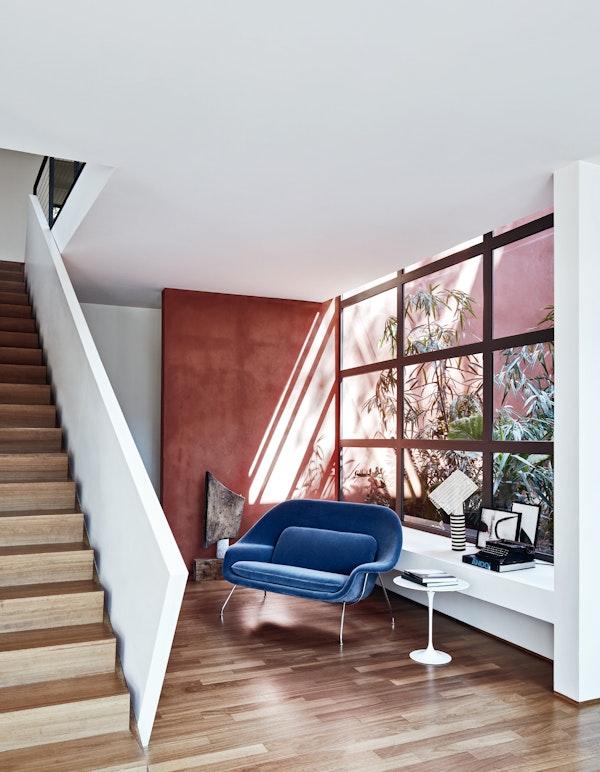 Knoll Womb™ Settee