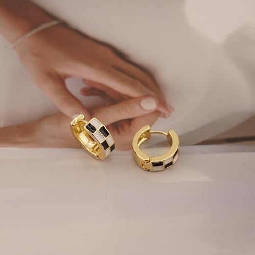 Chic Checker Small Hoop Cartilage Earrings Teacher Earrings For Women；White Black Enamel Hypoallergenic Hooped Gifts Gold And Silver Tone