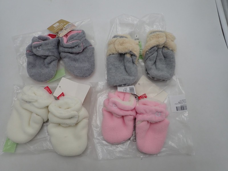 4 pair of Infant Babies fleece non slip Booties 0-6 months