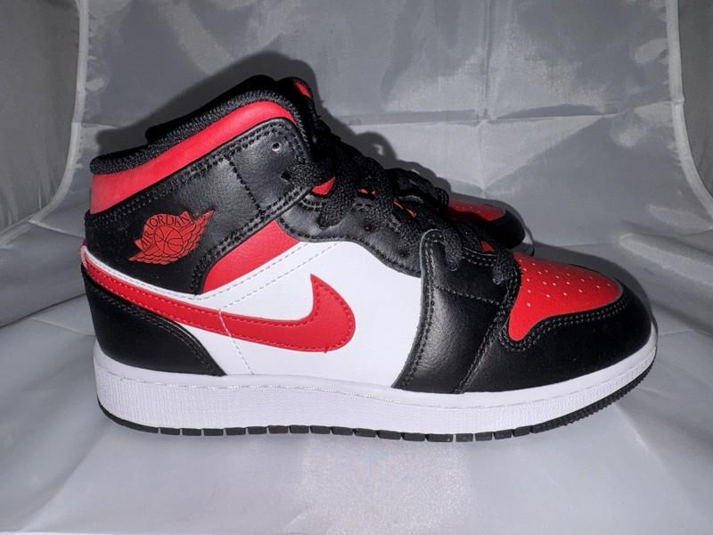 Air Jordan 1 Mid Shoes “Bred Toe” Black Fire Red White 554724-079 GS Size 5Y