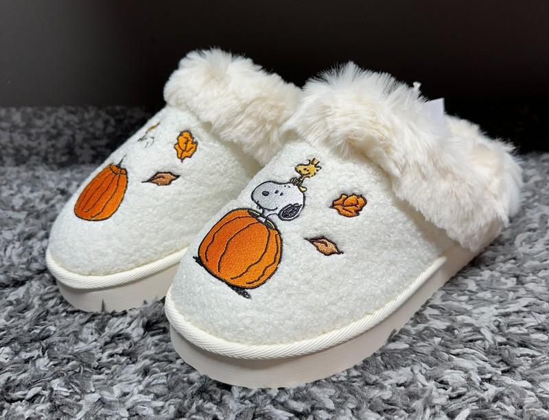 American Eagle Peanuts Slippers Womens Size 8 Ivory White Fall Faux Fur Snoopy