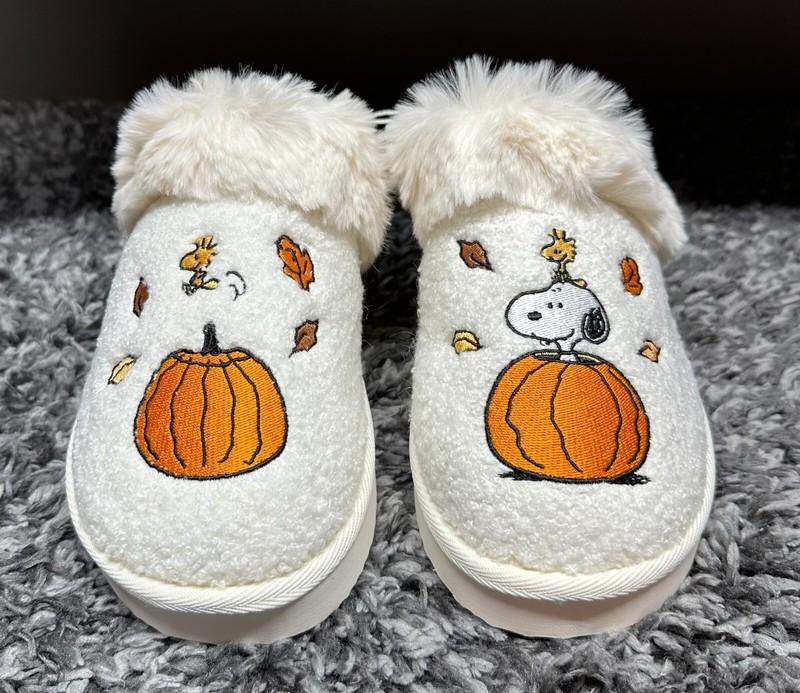 American Eagle Peanuts Slippers Womens Size 8 Ivory White Fall Faux Fur Snoopy