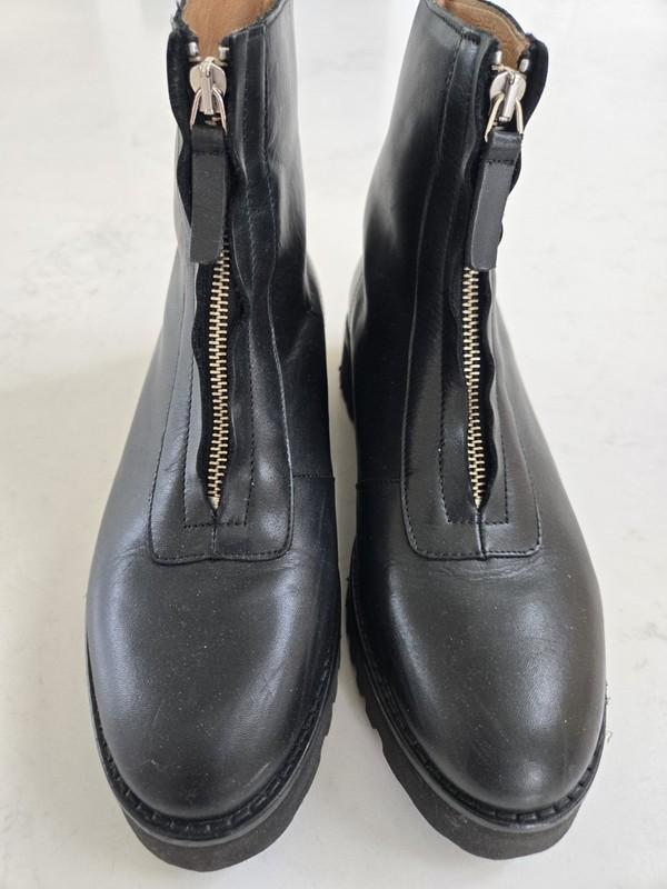 Andre Assous Vernon Women Size 8.5 Black Leather Pull On Zip Casual Ankle Bootie