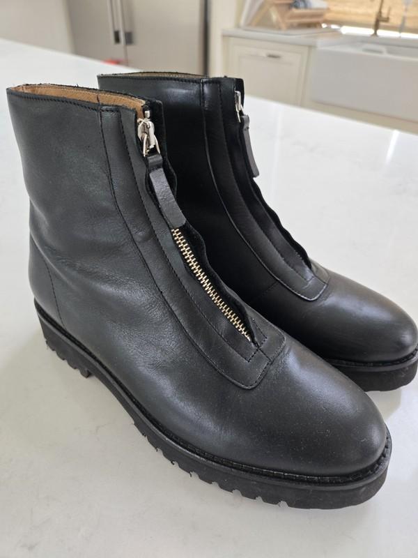 Andre Assous Vernon Women Size 8.5 Black Leather Pull On Zip Casual Ankle Bootie