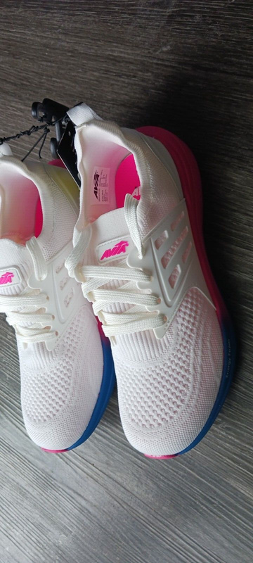 Avia Women’s Caged Knit Sneakers Size 7.5 multicolor White/Pink/Blue NWT