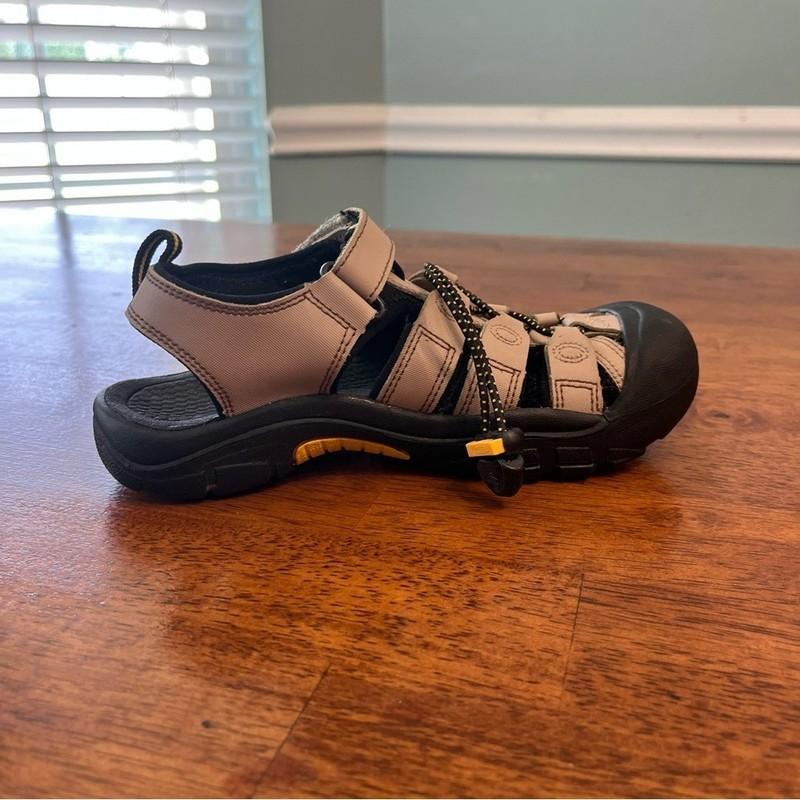 Big Boys Keen Sandals Size 3 Tan Black