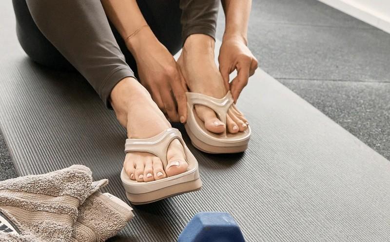 BIG DEAL OOFOS OOmega OOlala Women’s Stacked Recovery Comfort Slide Sandals Fog