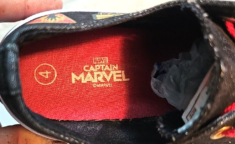 Big Girls Sneakers Captain America. Size 4 Child