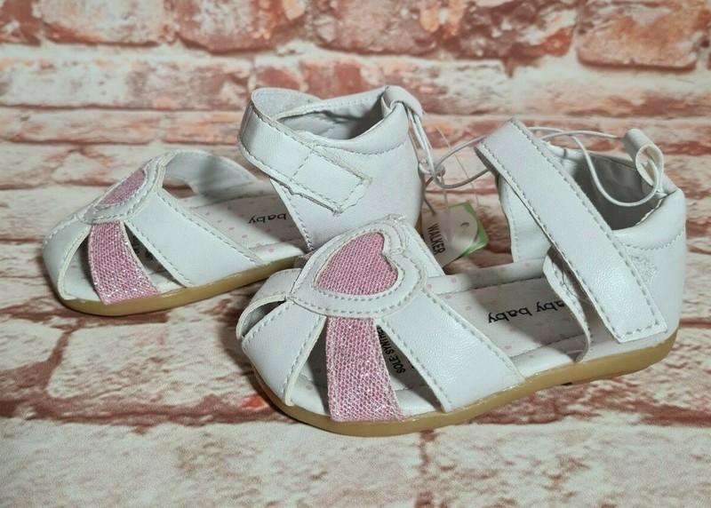 BNWT Little Girls Sz 4 Baby Baby White Love Heart Walker Sandals