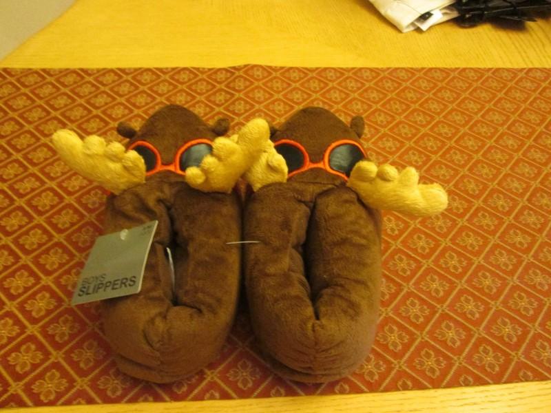 BOY'S MOOSE SLIPPERS SIZE 13/1 NEW