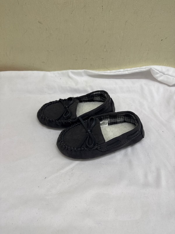 Boy's Size 8 Gray Slippers