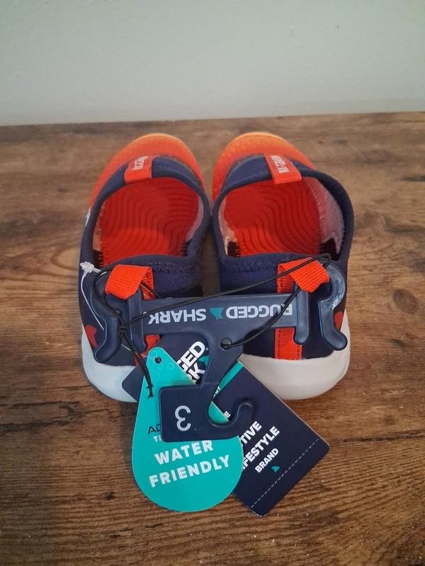 Boys Rugged SHARK WATER SHOES Size 3 NWT