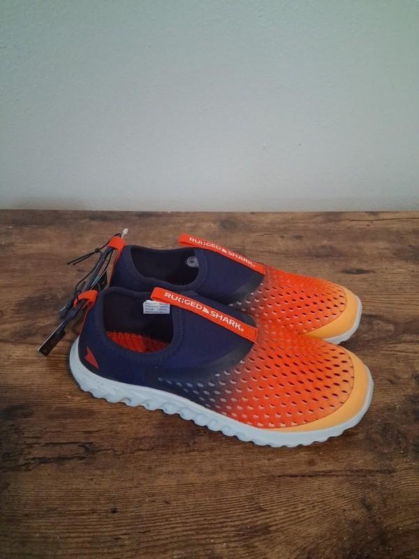 Boys Rugged SHARK WATER SHOES Size 3 NWT