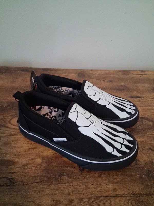 Boys Size 2 Airwalk Skeleton Slip On Shoes NWT