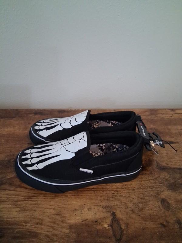Boys Size 2 Airwalk Skeleton Slip On Shoes NWT
