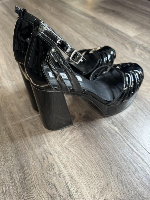 Chelsea & Violet Arianna Patent Fisherman Platform Dress Sandals Black US9.5 NEW