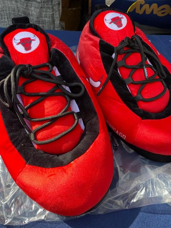 CHICAGO BULLS SLEAKER High Top Slippers With Laces SZ XL (Fits Up To SZ 12)