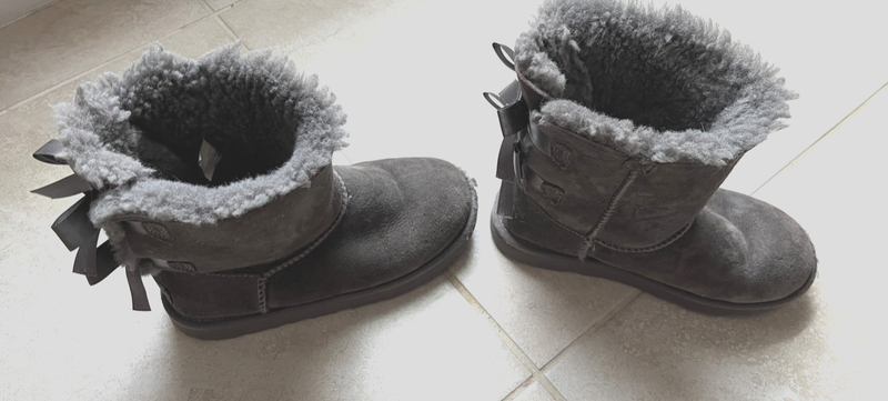 Childs Gray UGG Size 2 With Bows On Backs