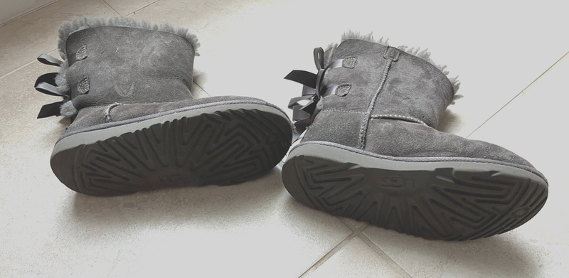 Childs Gray UGG Size 2 With Bows On Backs
