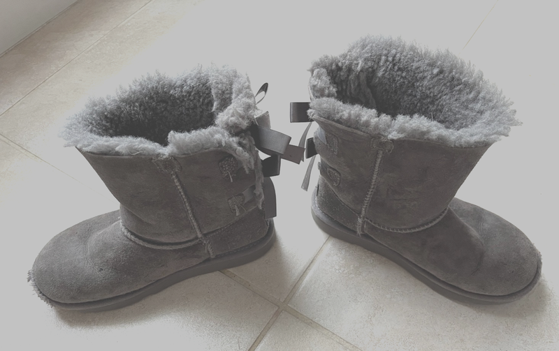 childs gray UGG size 2 with bows on backs